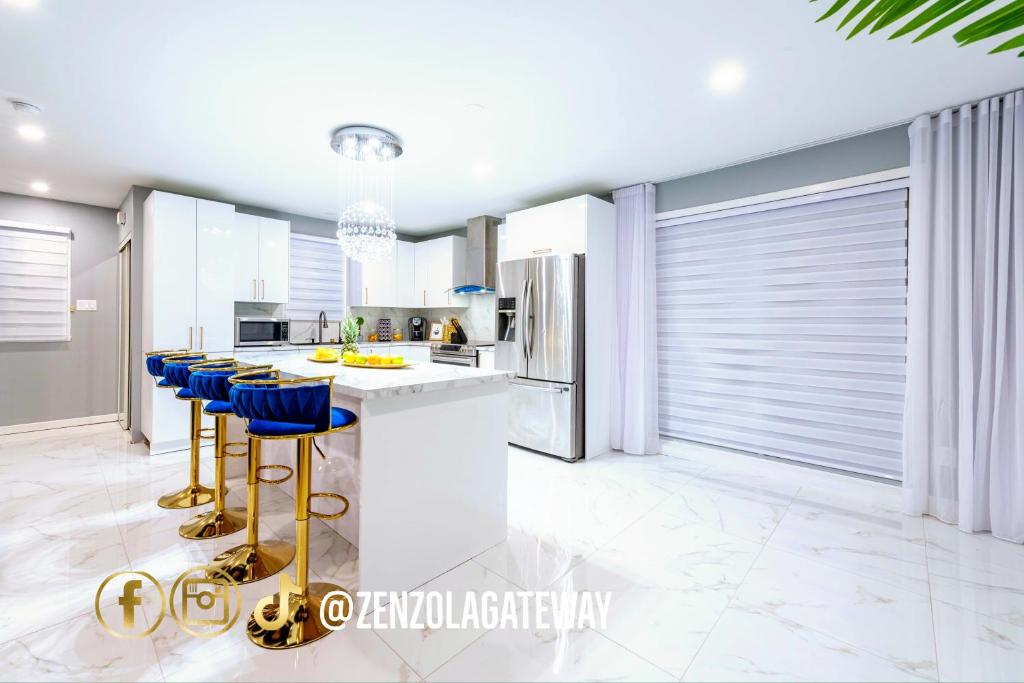 Zenzola's gateway Near Downtown photo 4