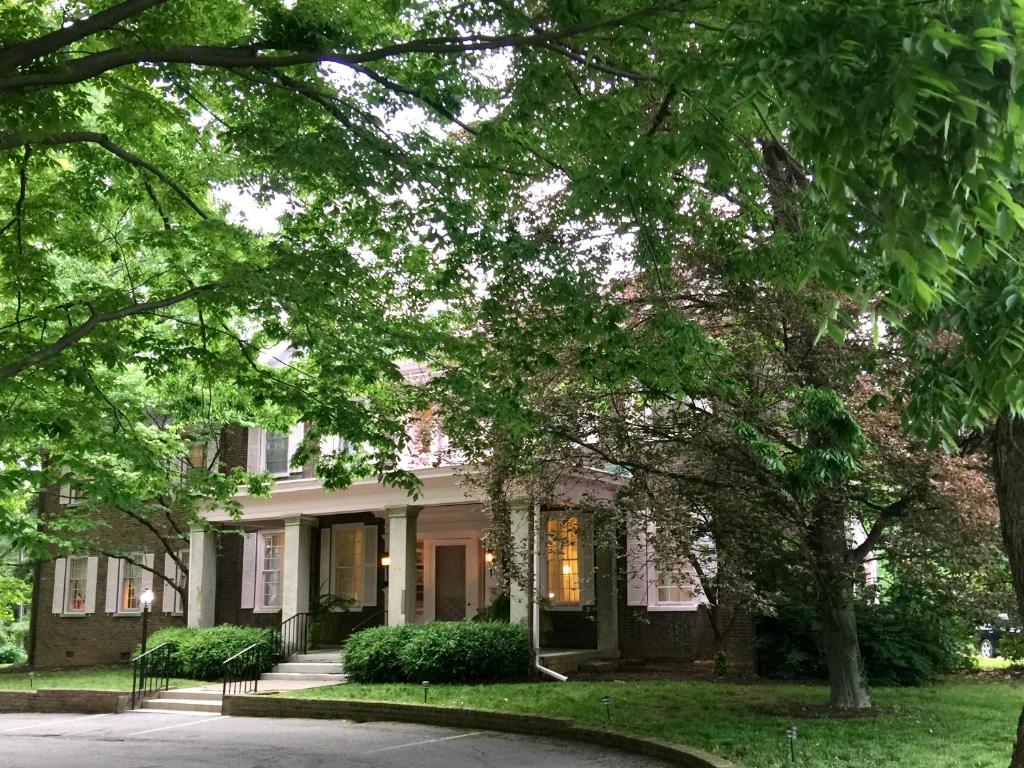 Charred Oaks Inn image