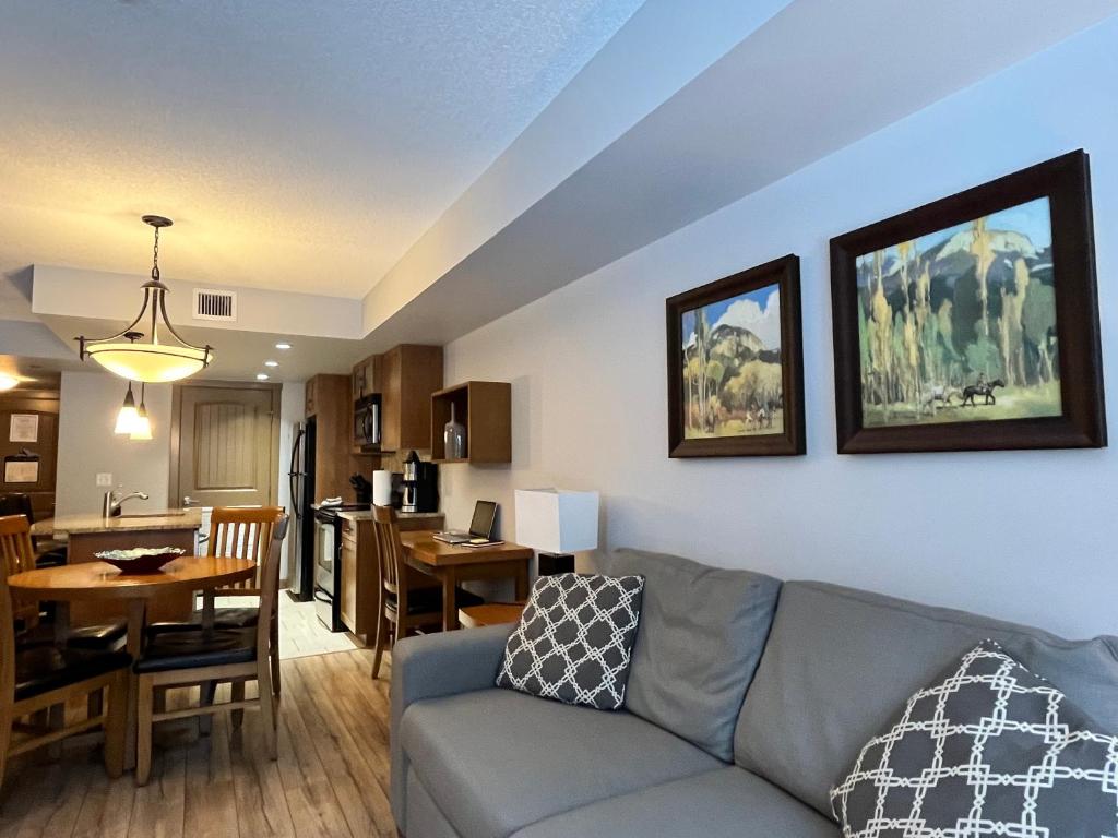Perfect family 2-bed Condo with hot tub photo 3