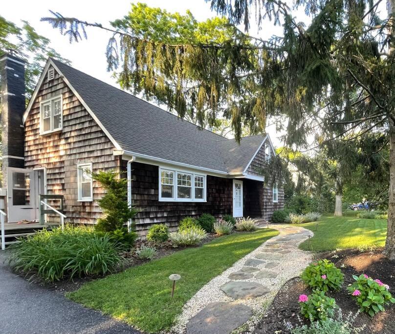 Stylish & Modern Hamptons Getaway-5 min to Beach photo 3