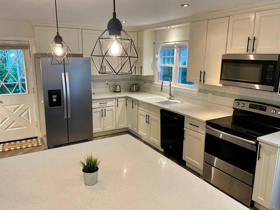 Stylish & Modern Hamptons Getaway-5 min to Beach photo 4