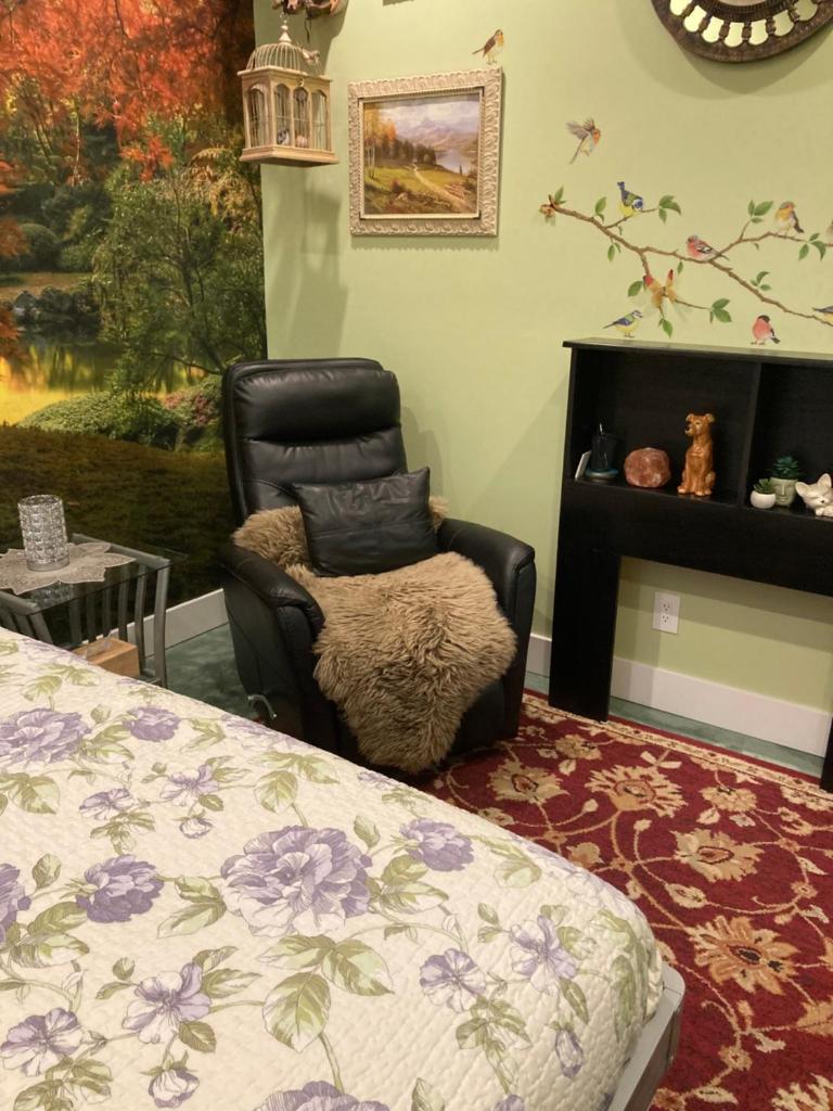 Private small suite with private bathroom and parking on property photo 4