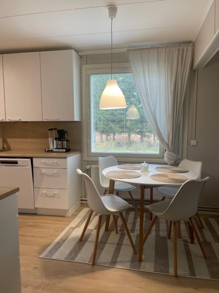 Pieni omakotitalo joen rannalla photo 2