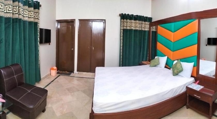THE PALACE Family Guest House Near Millennium Mall Agha khan hospital Karachi Airport photo 1