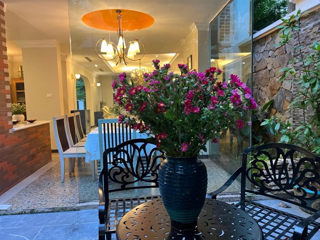 Luxury Stylish Garden Villa Ciputra