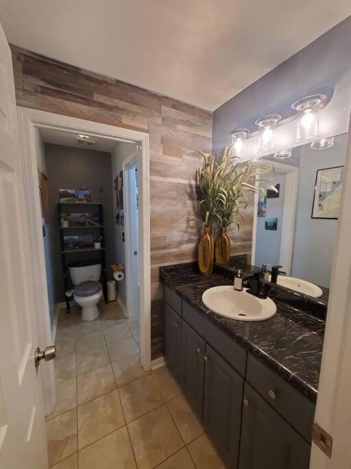Modern 3 Bedroom Boro Home in Quiet Neighborhood photo 2
