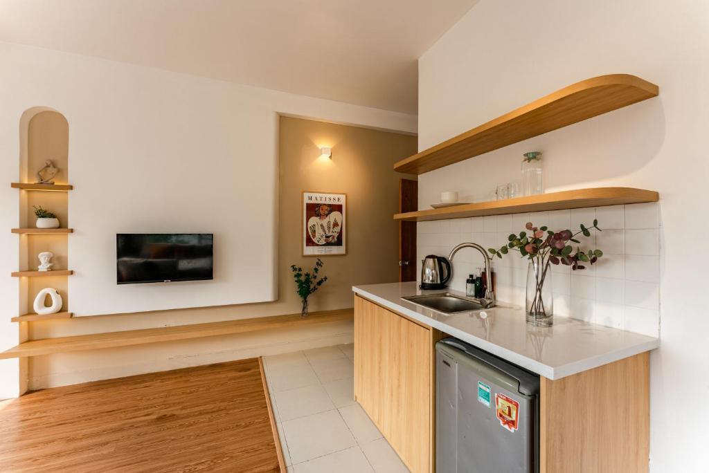 ANNAM Panorama Lakeview - Garden & Balcony - WestLake