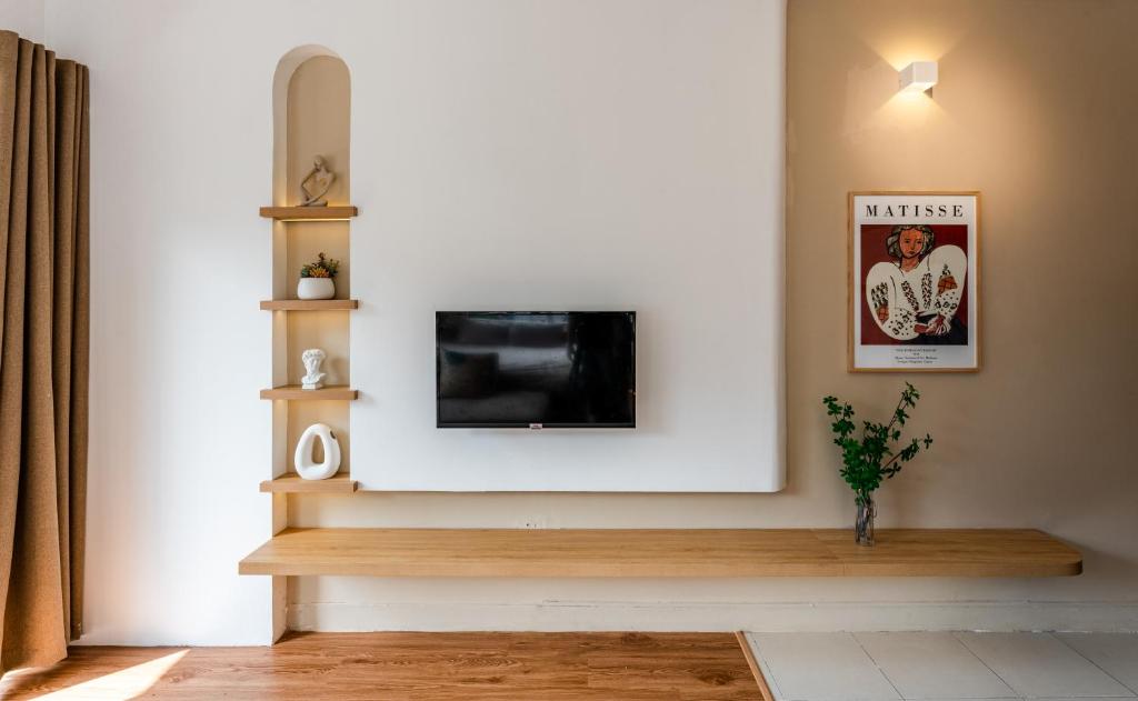 ANNAM Panorama Lakeview - Garden & Balcony - WestLake