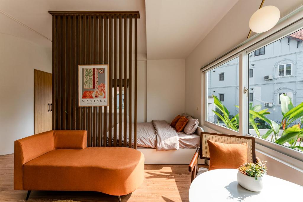 ANNAM Panorama Lakeview - Garden & Balcony - WestLake