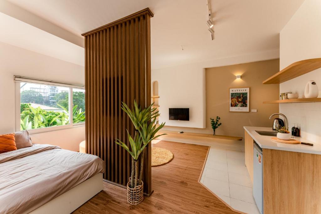 ANNAM Panorama Lakeview - Garden & Balcony - WestLake