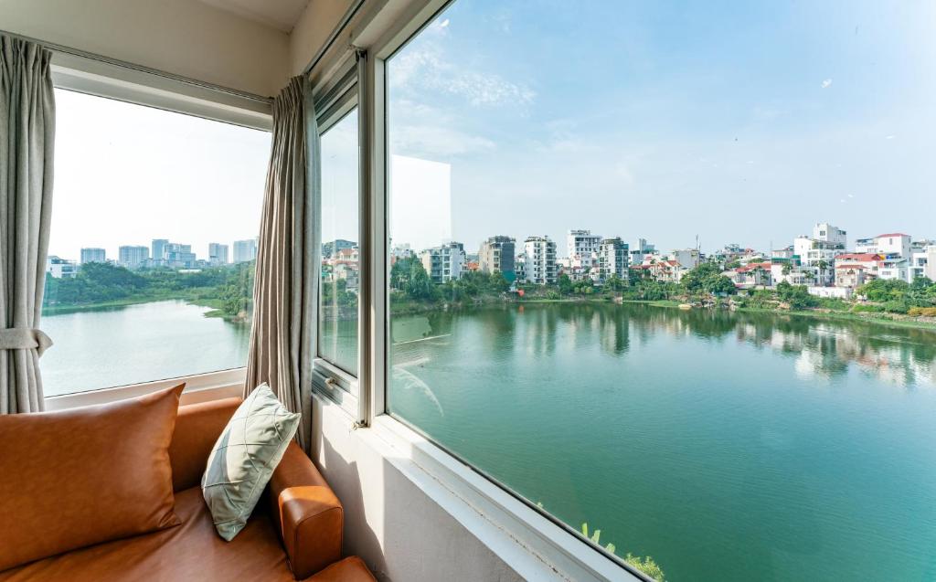 ANNAM Panorama Lakeview - Garden & Balcony - WestLake