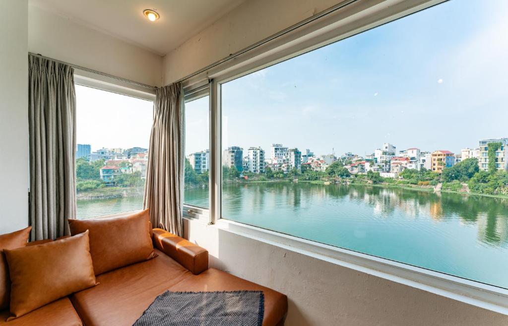 ANNAM Panorama Lakeview - Garden & Balcony - WestLake