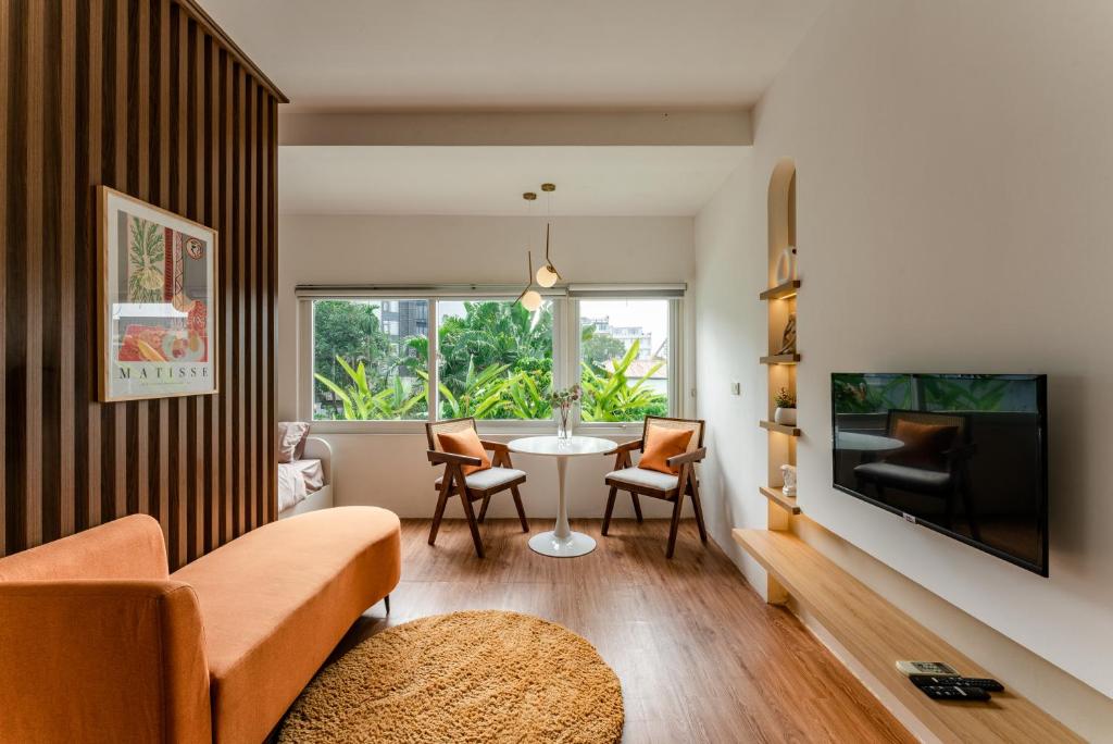 ANNAM Panorama Lakeview - Garden & Balcony - WestLake