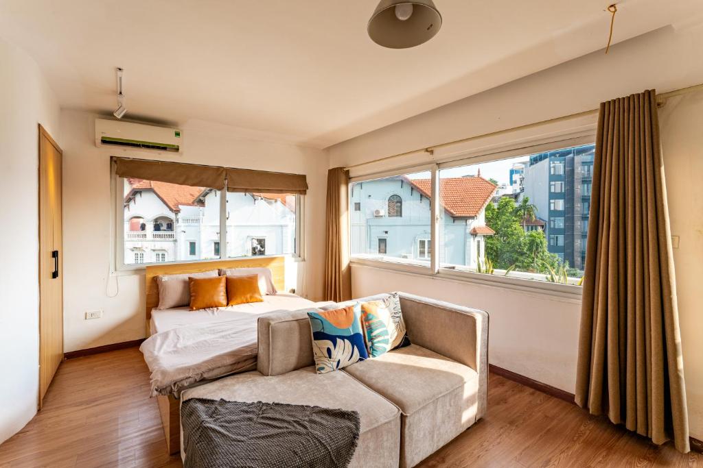 ANNAM Panorama Lakeview - Garden & Balcony - WestLake