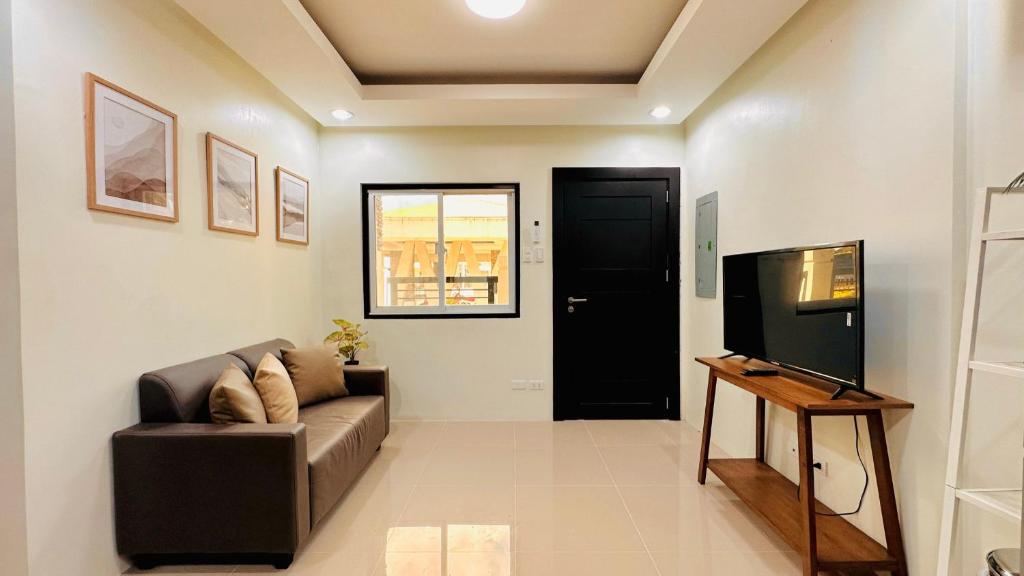 New Big Cozy 3 Bedroom House Blue photo 2