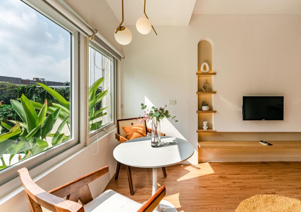 ANNAM Panorama Lakeview - Garden & Balcony - WestLake