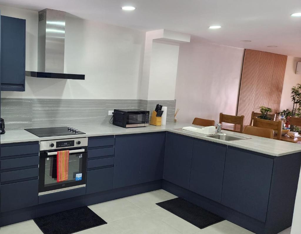 Beautiful 2BR and 2 en-suite bathroom with Marina and Sunset views photo 1