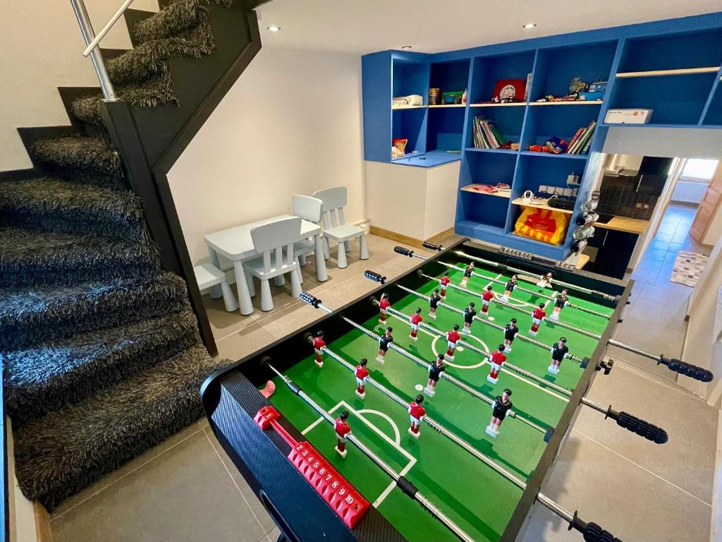 Ski in-Ski out! Spacious & Stylish Apartment for 8 in the heart of Lavachet photo 4