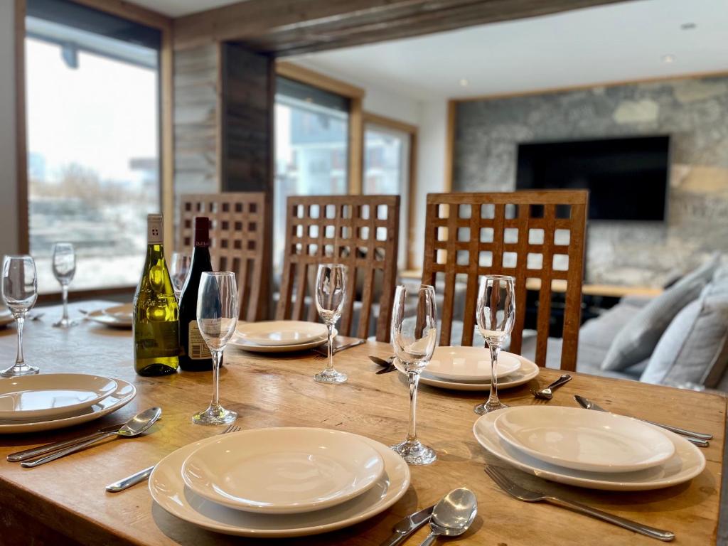 Ski in-Ski out! Spacious & Stylish Apartment for 8 in the heart of Lavachet photo 2