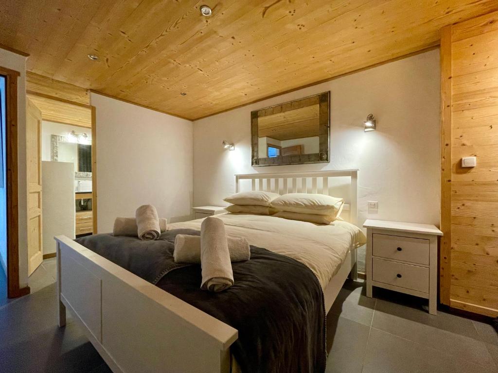 Ski in-Ski out! Spacious & Stylish Apartment for 8 in the heart of Lavachet photo 3