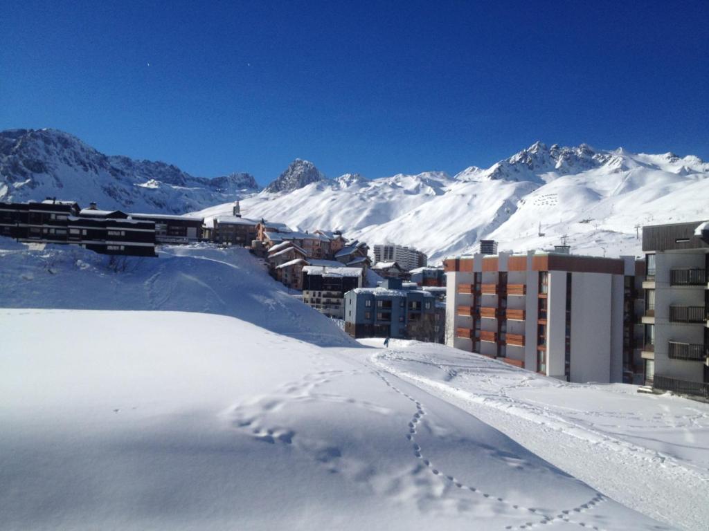 Ski in-Ski out! Spacious & Stylish Apartment for 8 in the heart of Lavachet photo 1