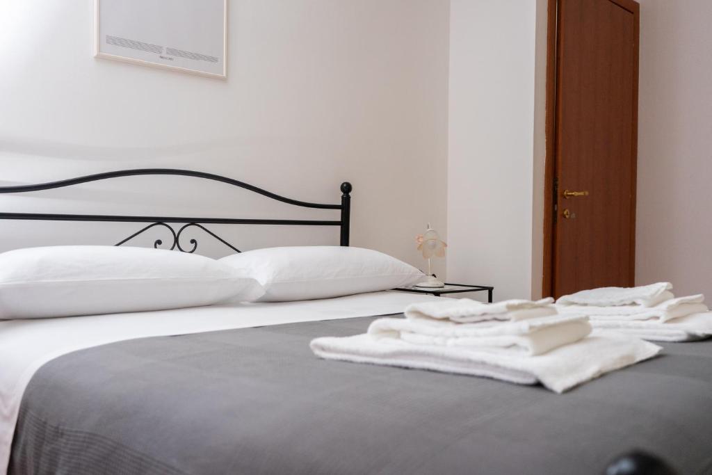 Prestige White Apartment photo 2