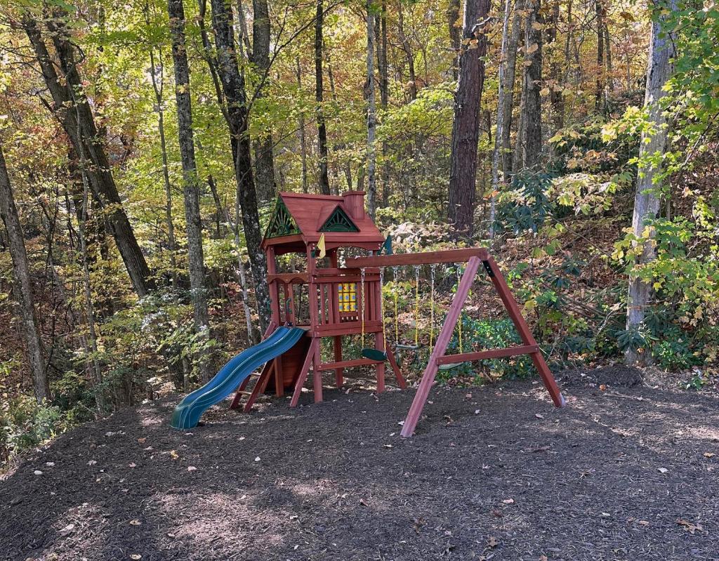 Beautiful Mountain Views and Privacy. Minutes to downtown Gatlinburg and National Park photo 3