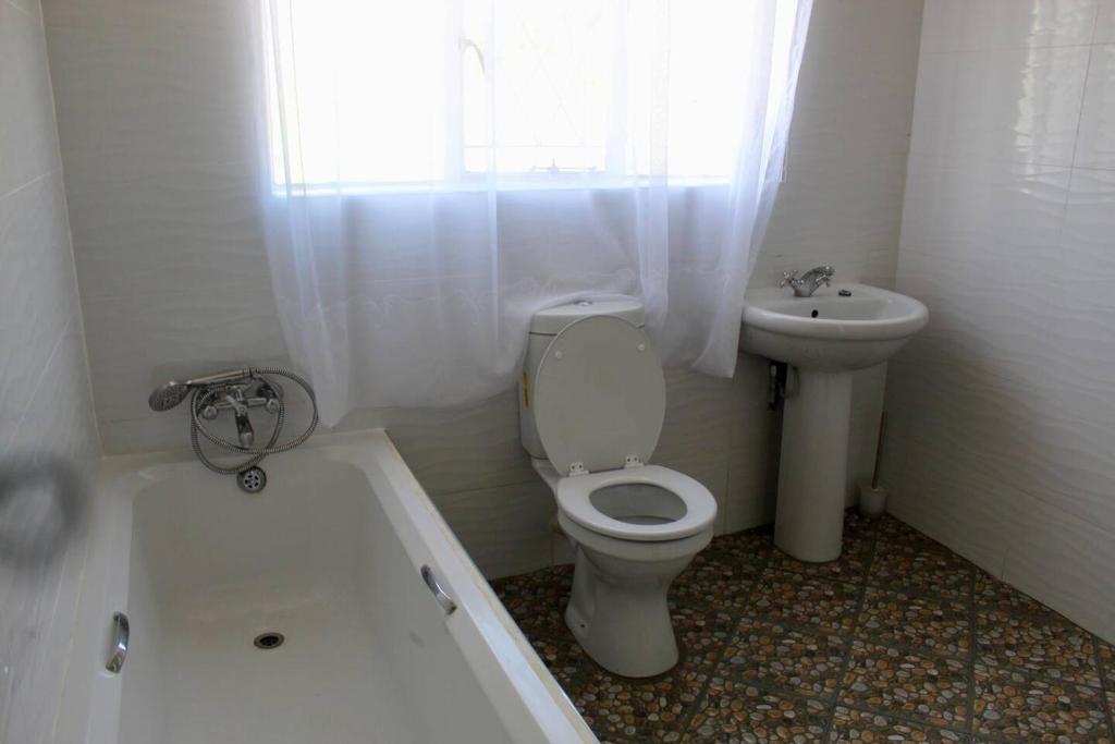 Lovely 4 bed in Mutare - 2178 photo 3