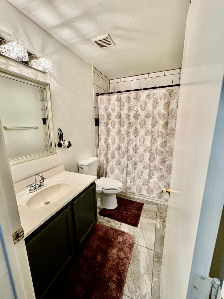 Cozy Private room with Shared bathroom Inside a house - Tap to explore photos