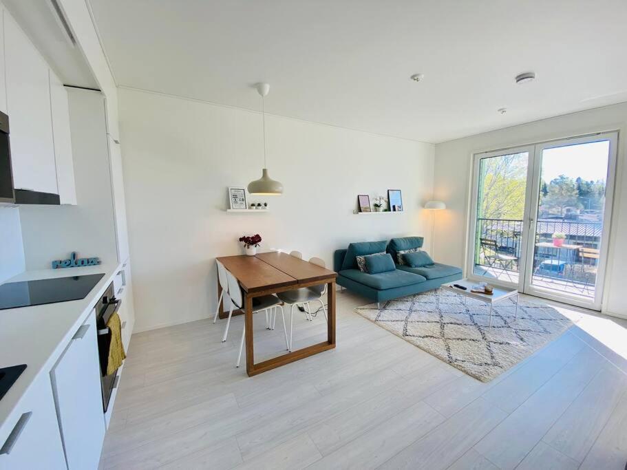 Lakeside Modern Minimalist Apartment FreeParking photo 1