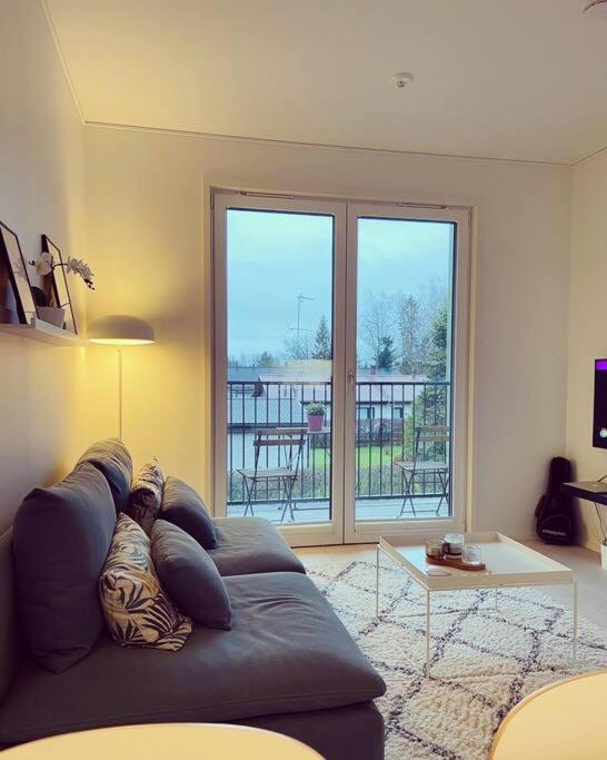 Lakeside Modern Minimalist Apartment FreeParking photo 2