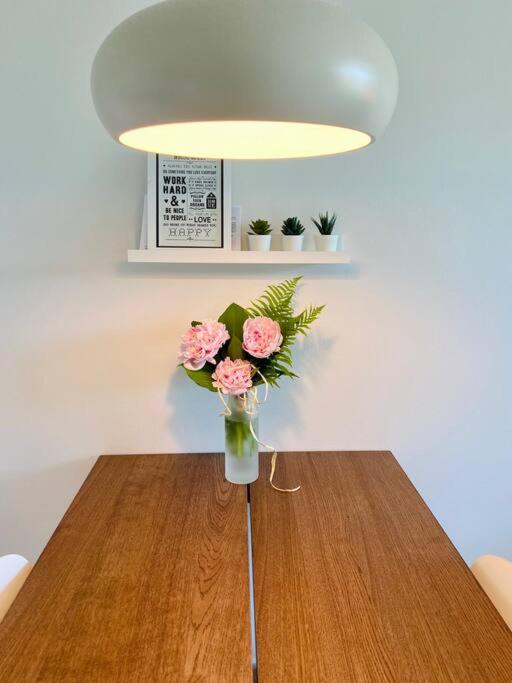 Lakeside Modern Minimalist Apartment FreeParking photo 4