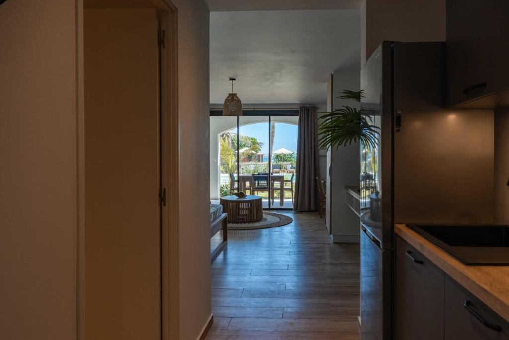 Orient Bay beachfront apartment photo 1