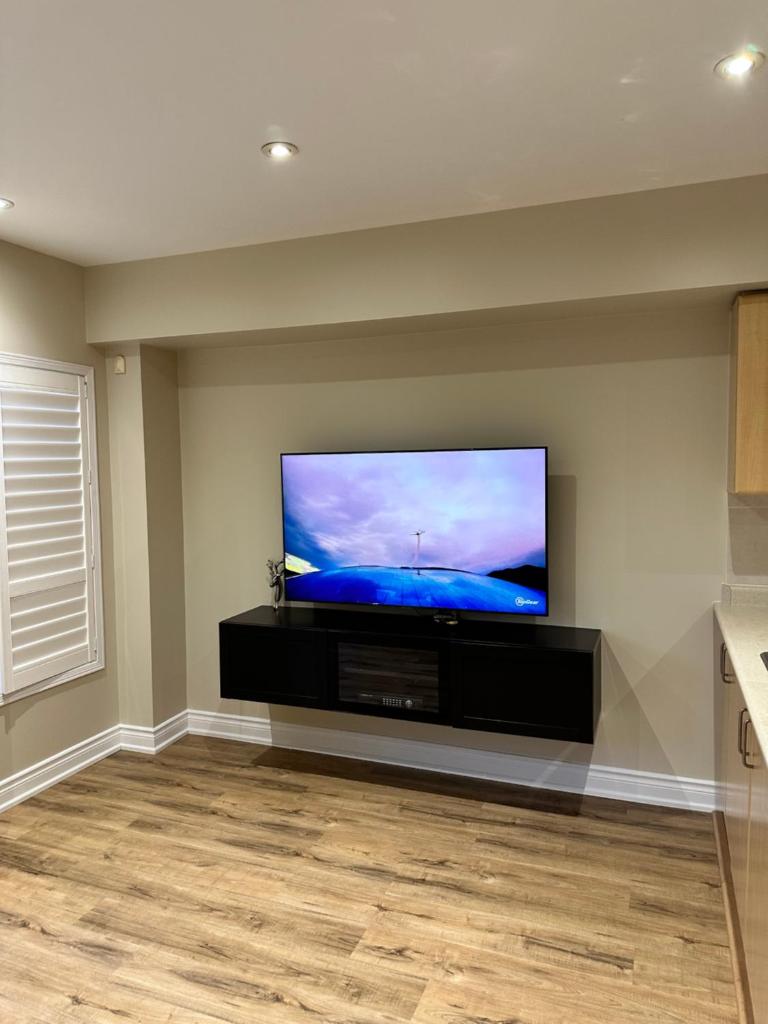 Beautiful Master bedroom unit with private washroom photo 2