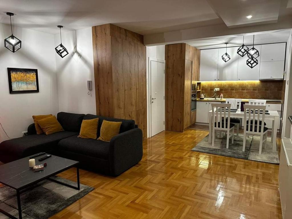 Riverside apartment with private parking photo 1