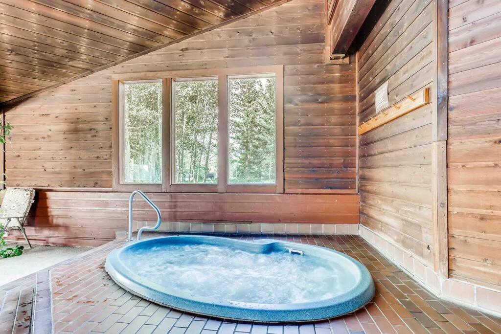 Cozy Ski Condo + Hot Tub + Fireplace + Heated Pool photo 3