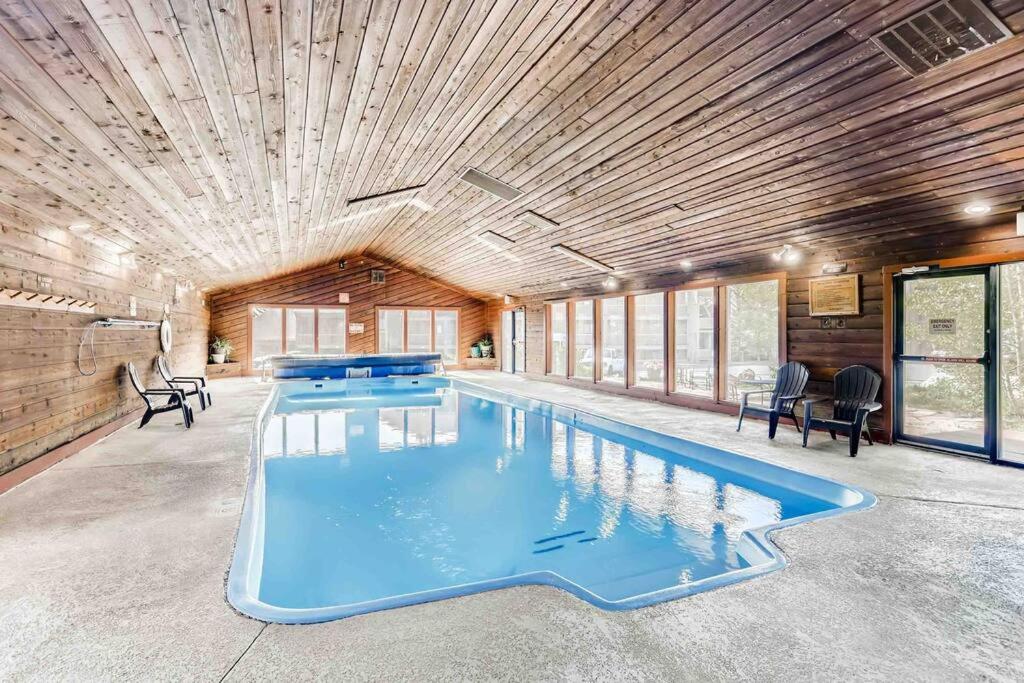 Cozy Ski Condo + Hot Tub + Fireplace + Heated Pool photo 4