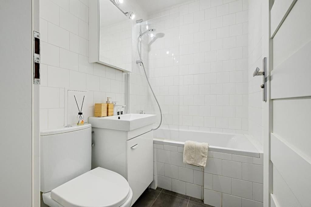Super Central Suite with air conditioning New flat with WIFI - Tap to explore photos