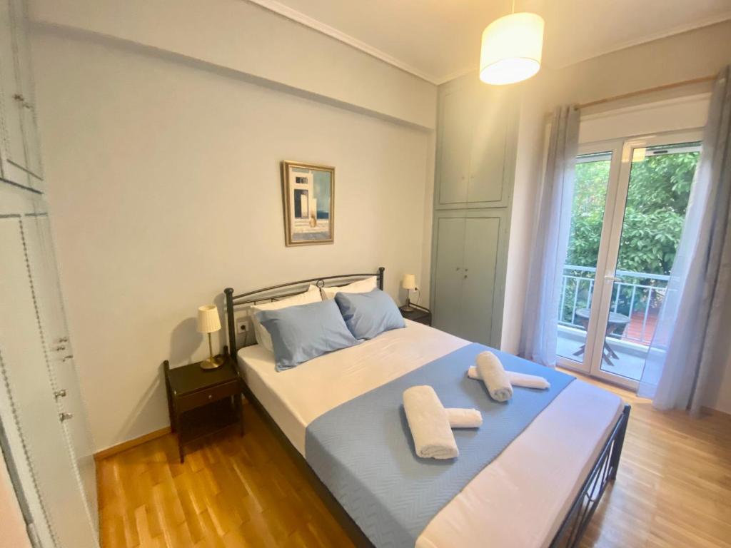 Olive tree Deluxe Apt 70m from Athens Metro, Athens