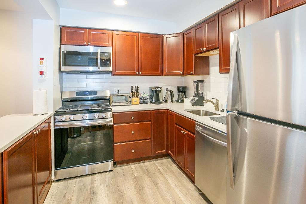 Cozy 3 Bedroom Min to National Mall Great Location and Free Parking photo 3