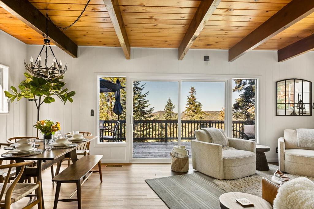 Romantic & Family Friendly Chalet In The Woods image