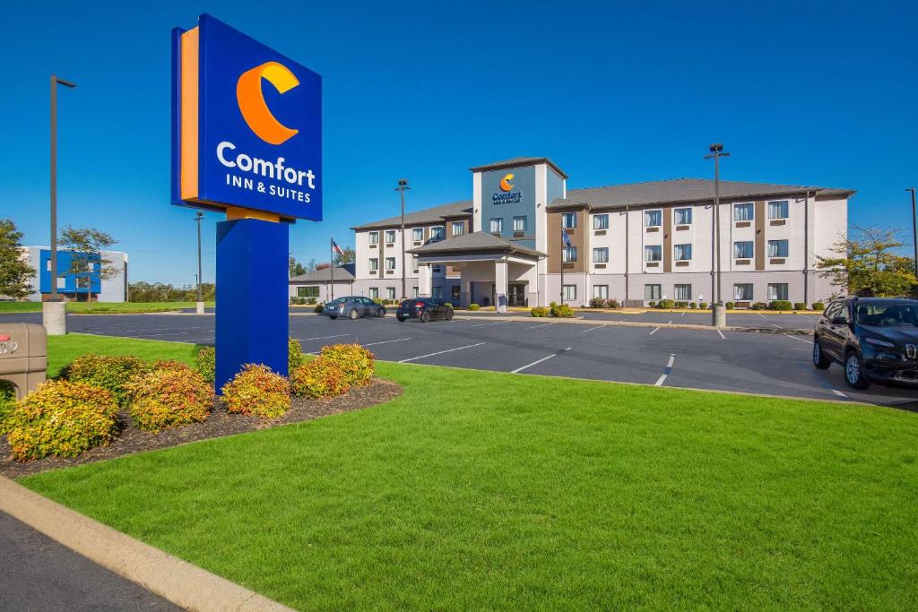 Comfort Inn And Suites image