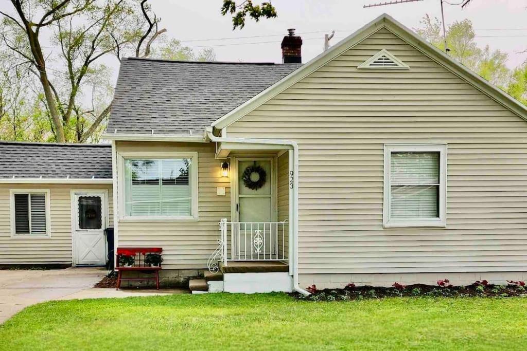 Cozy Neutral Farmhouse, Coffee provided, Relaxation optional photo 4