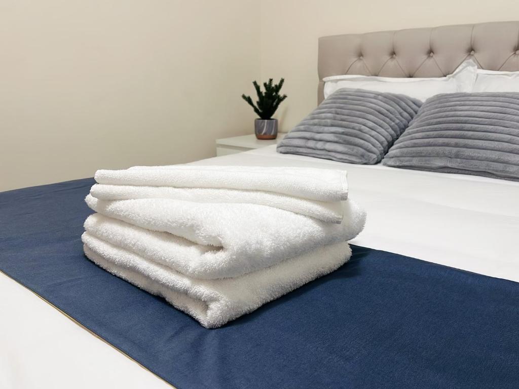 Seperate Entrance Entire Suite - Free Parking - Central Location - 2 bedrooms photo 3