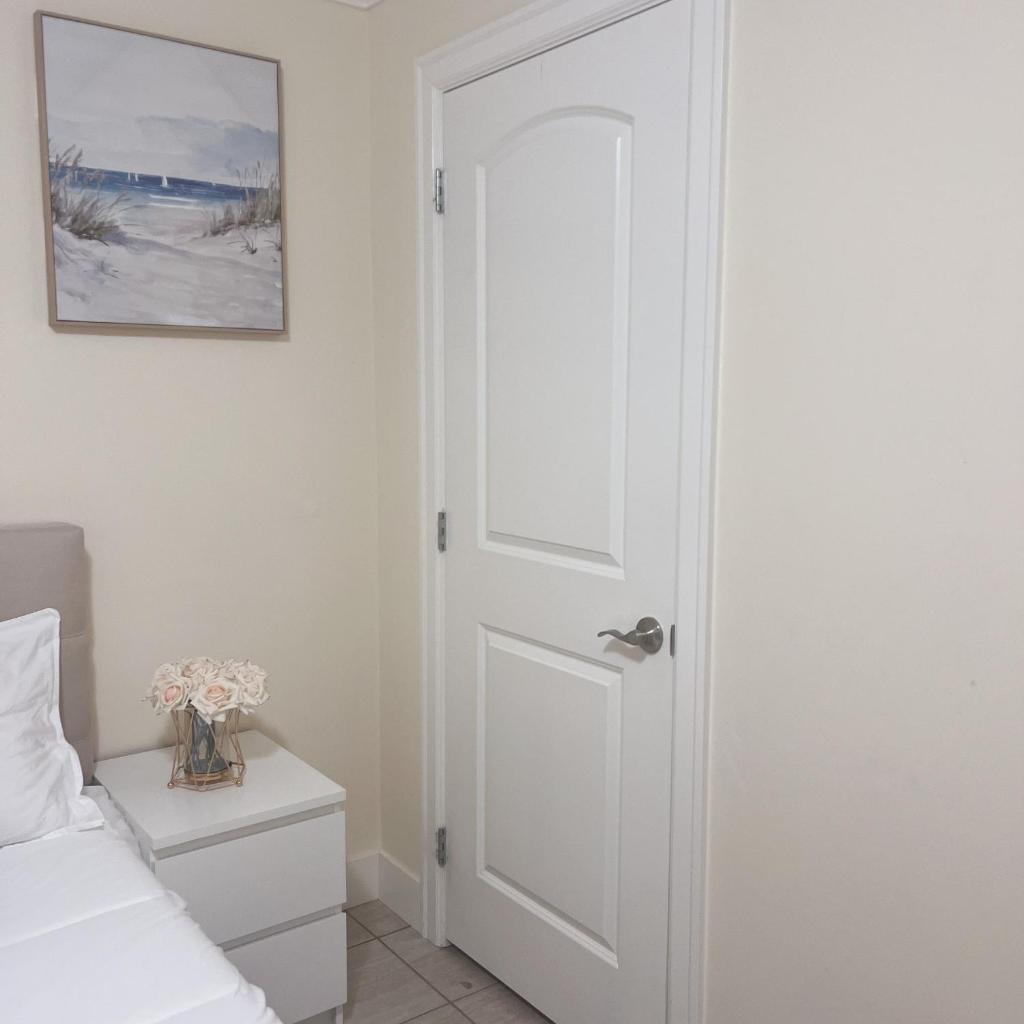 Seperate Entrance Entire Suite - Free Parking - Central Location - 2 bedrooms photo 4