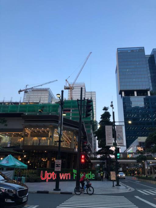 2BR 2TB Uptown Parksuites BGC Balcony,fast WiFi,Washer - Tap to explore photos
