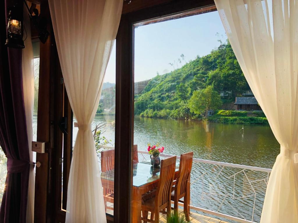 Nha Ben Ho Venue Travel