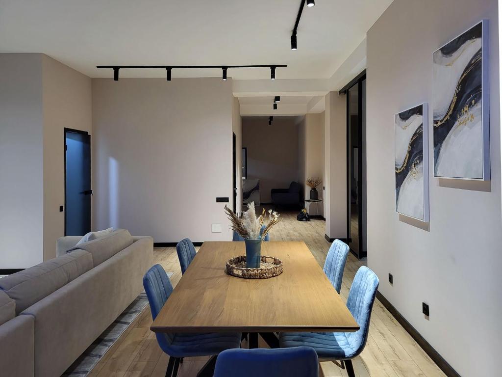 Urban Oasis: 140m² Minimalist Luxury Apartment in Prestigious Residence photo 3