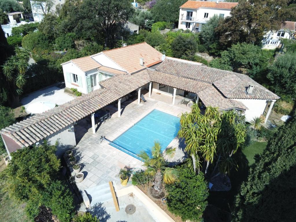 VILLA 4* avec PISCINE dans le bas du village de BORMES les MIMOSAS photo 3