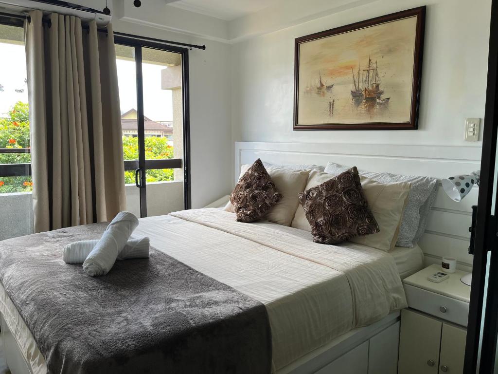Joling's Crib wid Netflix and strong wifi and with a small veranda and facing amenities, Davao City